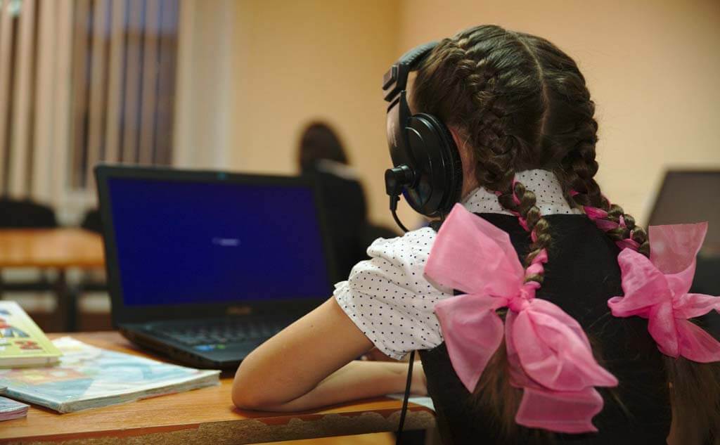 Интернет не приспособлен: онлайн-уроков для школьников не будет