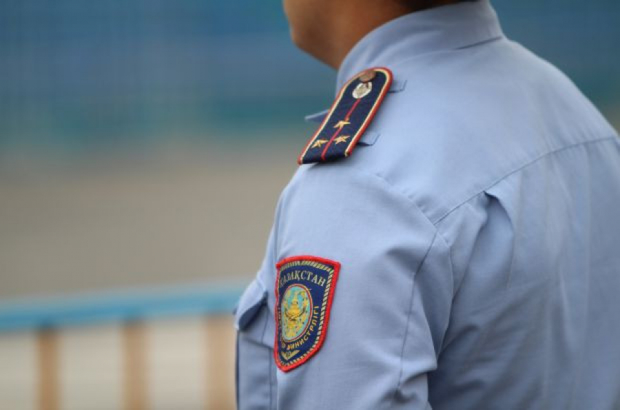 Общественник обвинил полицейского во взятке за проезд в карантинном Алматы
