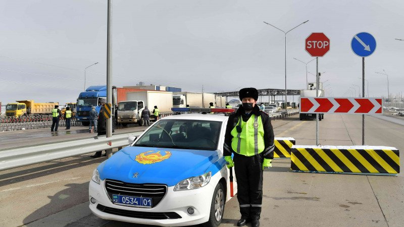 Водитель Bently проскочил через блок-пост, проигнорировав сигнал полицейского в Алматинской области