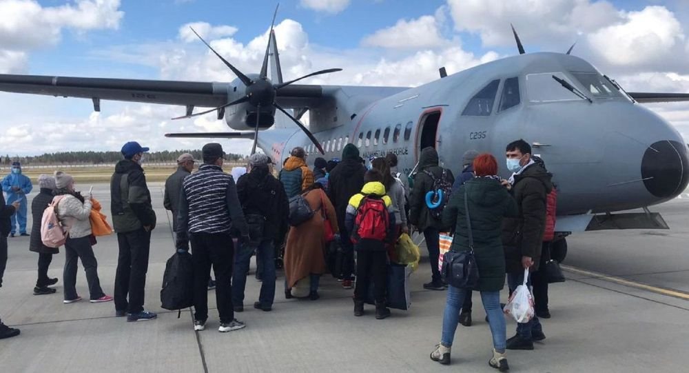 40 казахстанцев вернулись домой из Минска на военном самолете 