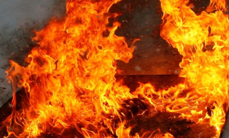 Пожар в Кызылорде:  Четырех людей без сознания вытащили из горящего дома 
