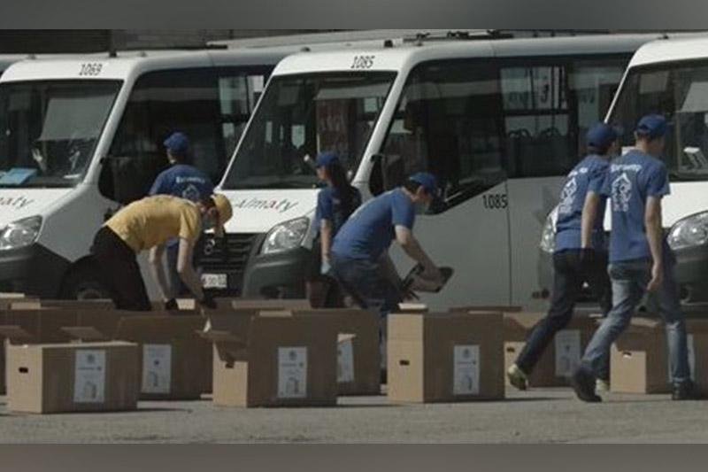 Алматыда мұқтаж жандарға азық-түлікті жеткізуге 100 волонтер жұмылдырылды 