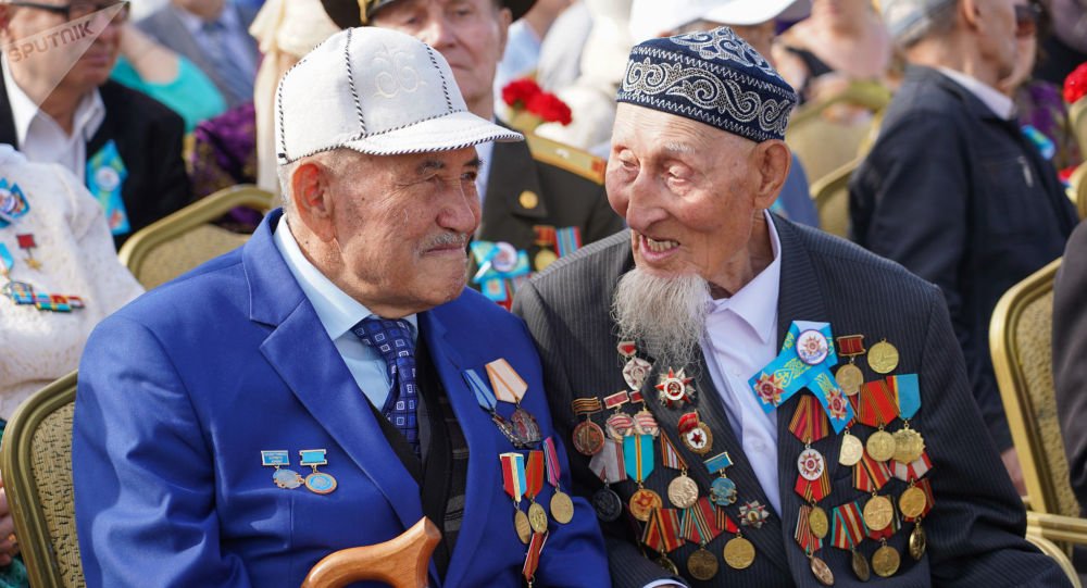 Жеңіске - 75 жыл: Байқоңырда ардагерлерге медаль табысталды