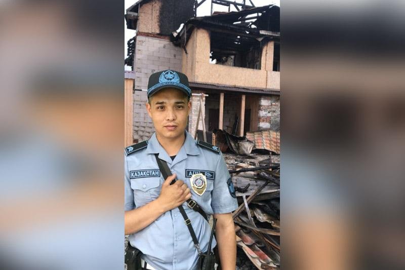 В столице гвардеец и полицейские спасли более десятка людей от пожара