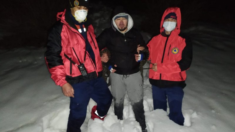 Спасатели нашли двух мужчин, застрявших в горах близ Алматы 