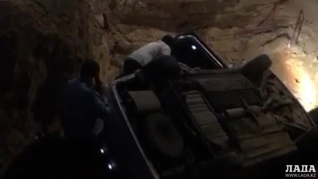 В Актау легковая машина влетела в яму