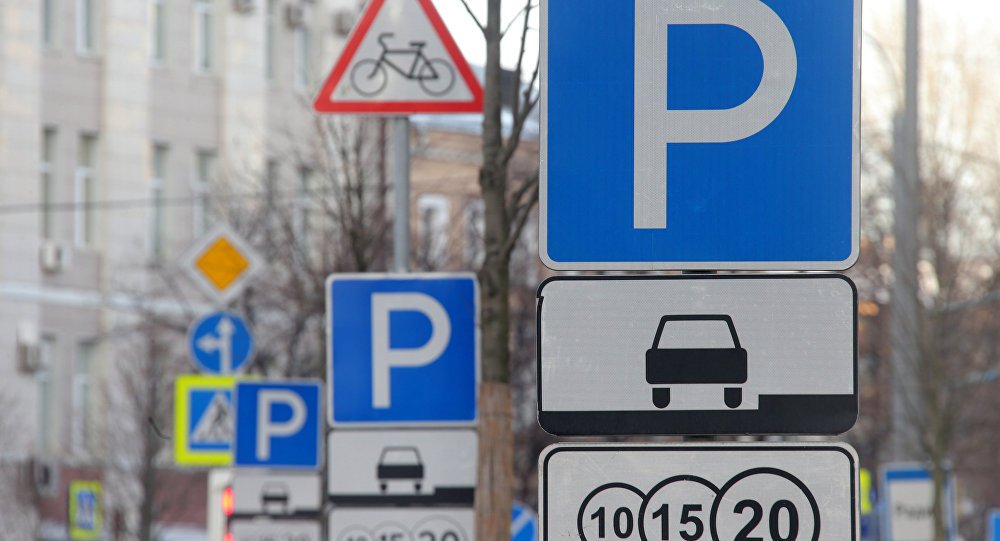 В столице возобновили работу платные парковки 