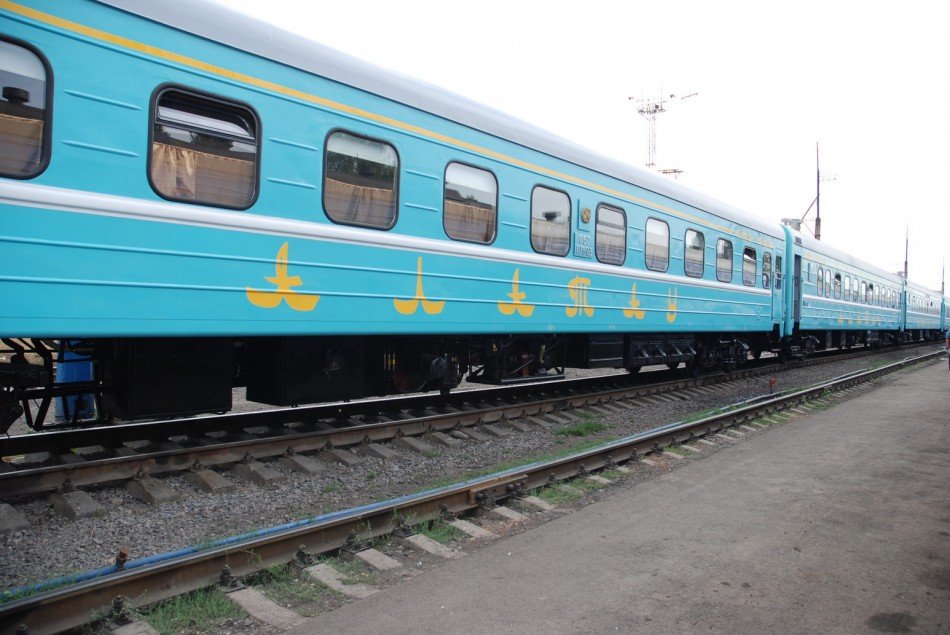 Провожающим запретили вход в здания вокзалов в Казахстане 