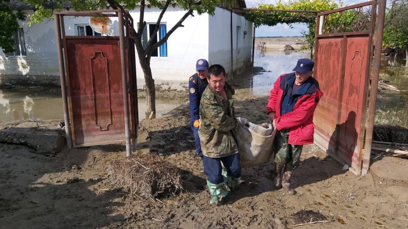 Эвакуированные из-за подтопления жители Туркестанской области возвращаются в свои дома