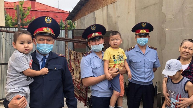 Алматылық полицейлер мүгедек қызы және 4 немересімен жертөледе тұратын әжеге көмектесті