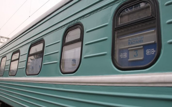 Поезд снес манипулятор в Алматинской области