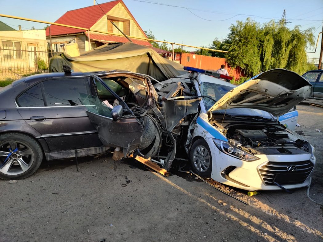 Пьяный водитель протаранил блокпост в Алматы: Погибли двое полицейских