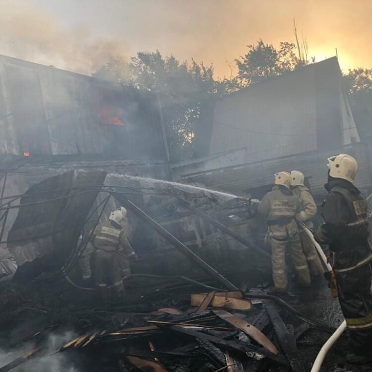 Крупный пожар и взрыв произошли в Алматы