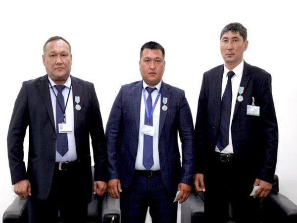 Награждены сотрудники аэропорта, оказавшие помощь пострадавшим в крушении самолета Bek Air