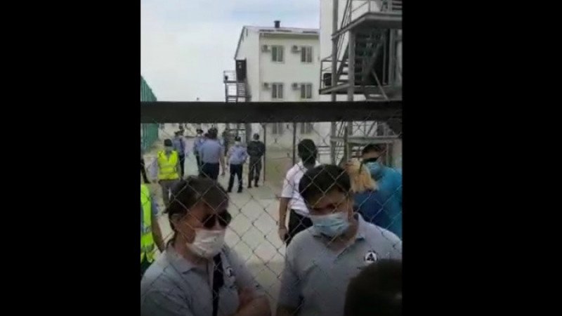 Закрытые на карантин работники Тенгиза требуют отпустить их домой 