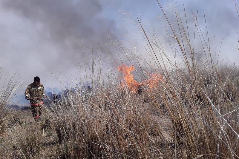 Двое мужчин получили сильные ожоги при возгорании сухой травы в ВКО