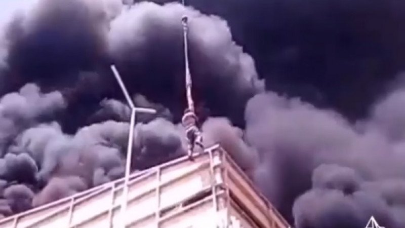 Мужчину спасли с крыши горящего здания в Алматы 