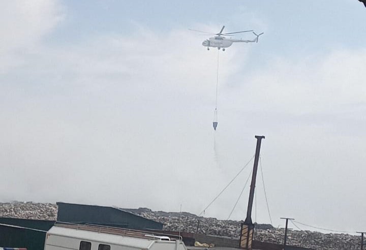 Вертолет подключили к тушению пожара на мусорном полигоне в Алматинской области 