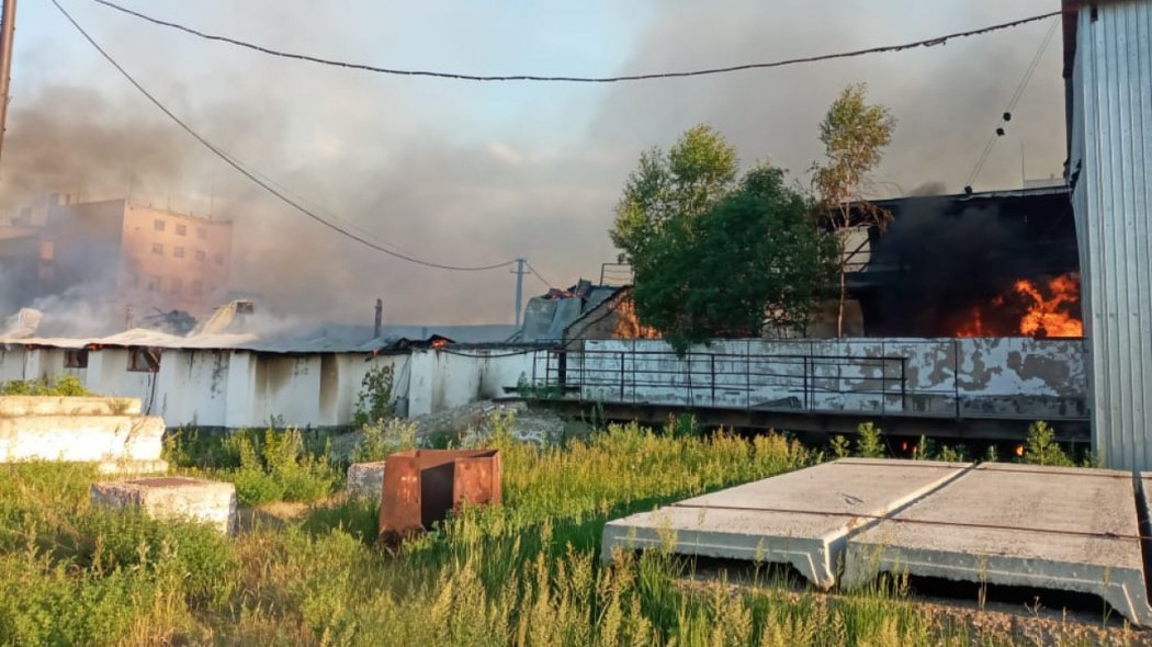 Крупный пожар охватил зерновые склады в СКО