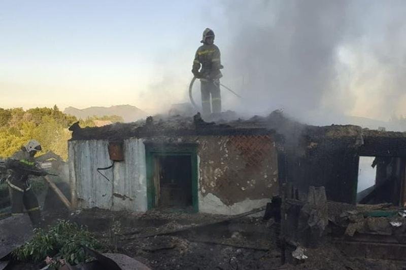 В ВКО мужчина отказался покидать дом, в котором произошел пожар  