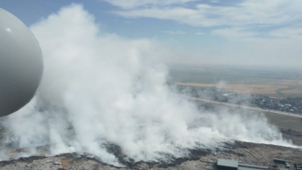Третьи сутки тушат пожар на мусорном полигоне в Алматинской области 
