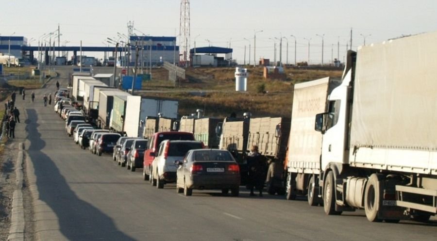 На границе Казахстана и Китая образовалась пробка