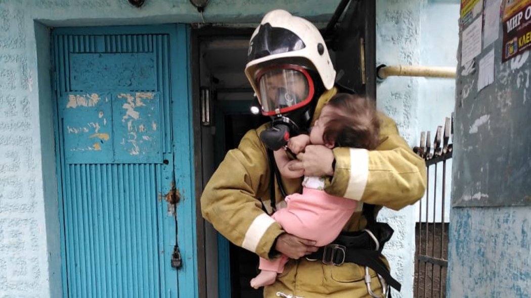 Пожарные спасли ребенка из горящей квартиры в Костанае 