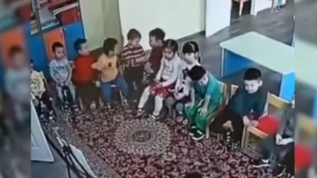 Балабақшада балаларды құлағынан сүйреген тәрбиешісінің видеосы тарады