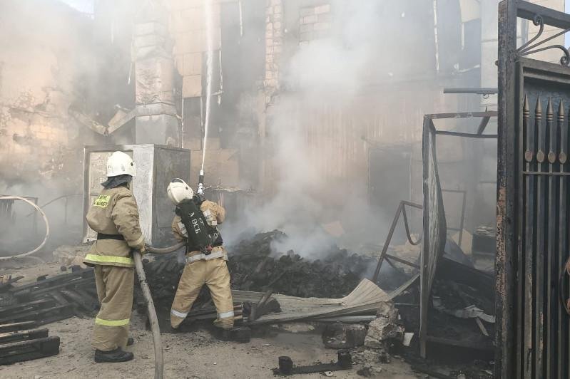 ТРЦ горел в Жанаоезене: Эвакуировано 85 человек 
