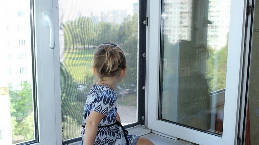 Двухлетний ребенок выпал из окна третьего этажа в Уральске 