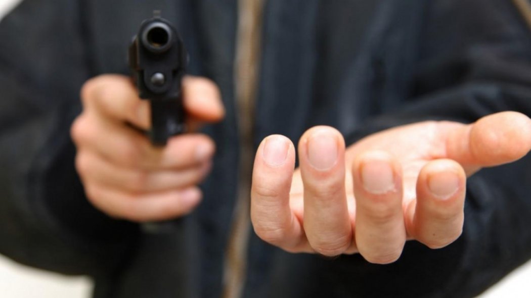 Двое мужчин совершили ограбление, вооружившись игрушечным пистолетом в Шымкенте