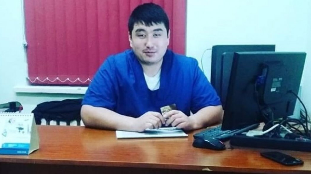 Врач, уволенный после скандального видео с перчатками, устроился на новую работу в Туркестанской области