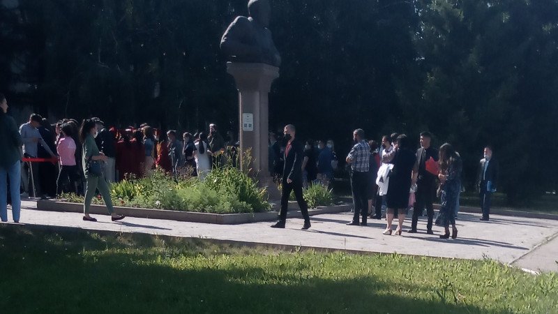 Столпотворение студентов сняли на видео в Петропавловске