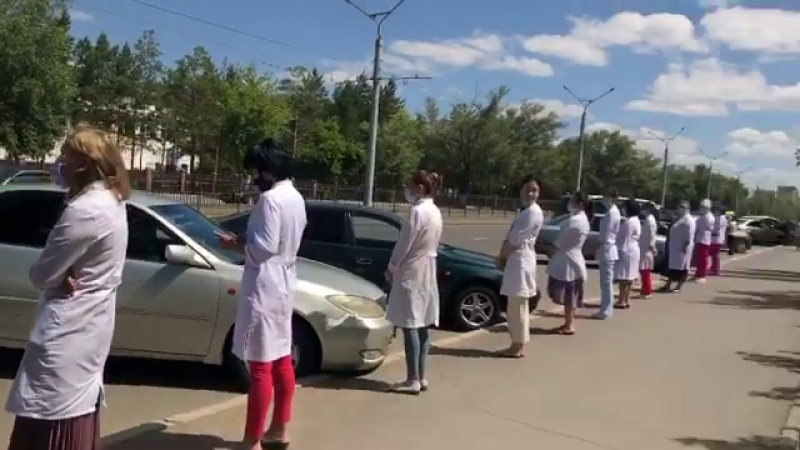 Казахстанцы почтили память жертв коронавируса