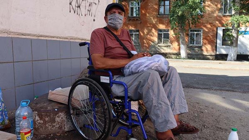 Мест нет - Пациент с переломом бедра оказался на улице в Костанае