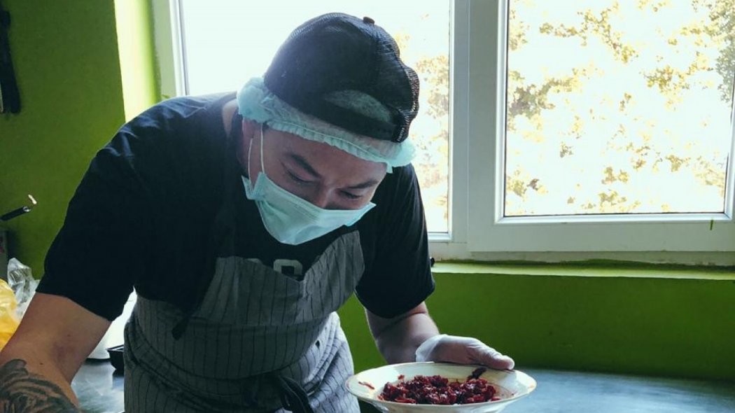 Волонтеры запустили проект, чтобы покупать еду врачам, борющимся с коронавирусом