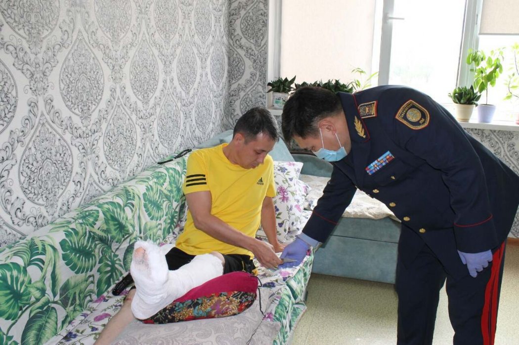 Полицейского, прыгнувшего с 13 этажа за педофилом, наградили в Алматы 