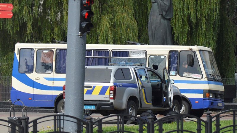 Украинада автобус пен жолаушыларды тұтқынға алған террорист Зеленскийге талабын айтты