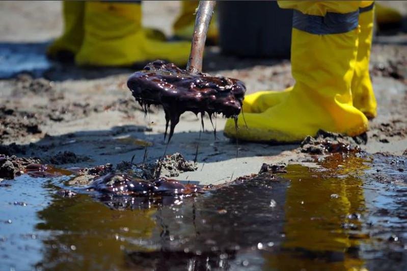 Экология министрі Маңғыстауда кен орнында мұнай төгілгенін растады 