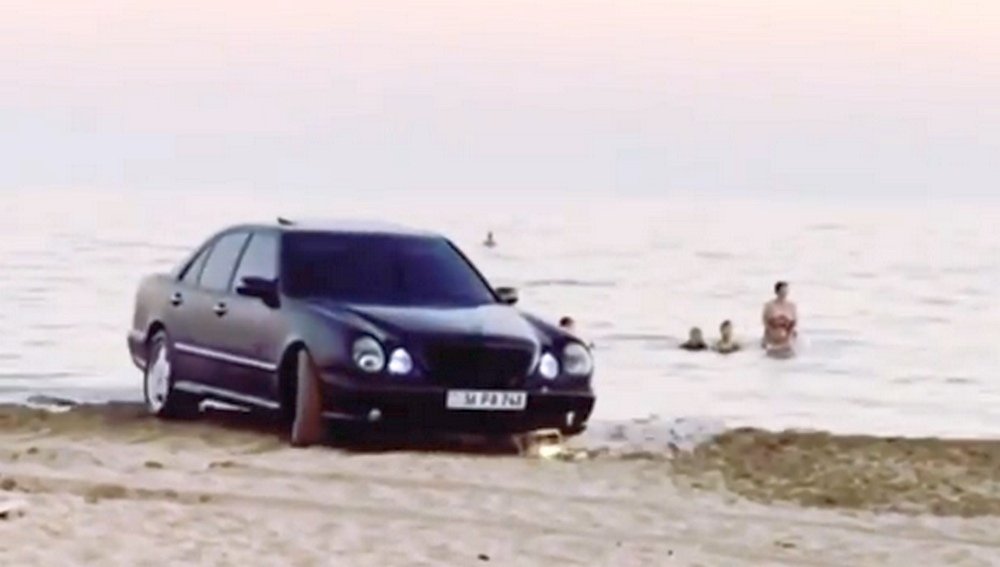 Оштрафован водитель авто, дрифтовавший на пляже в Мангистау