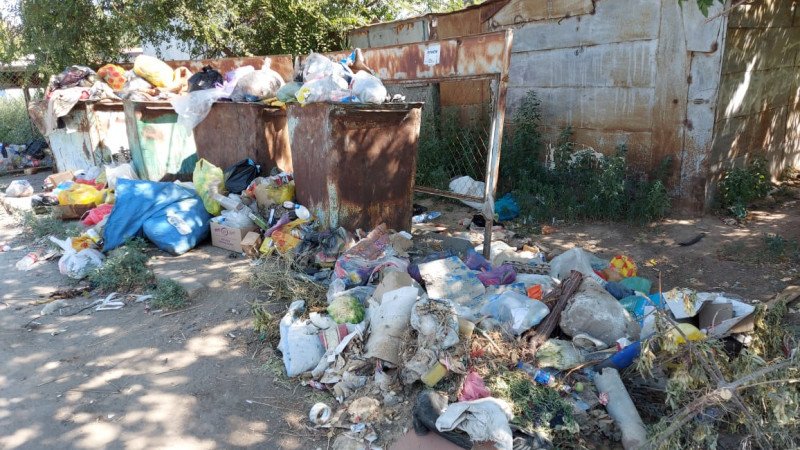 В Уральске из-за коронавируса некому убирать мусор
