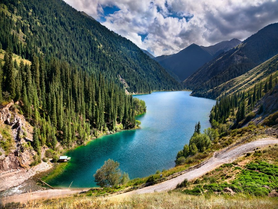 Казахстанцам разъяснили запрет на прогулки в горах