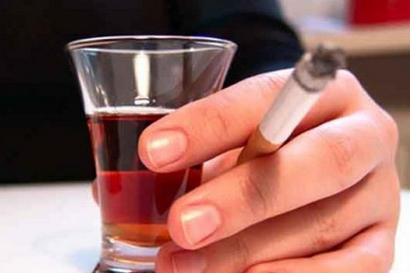 Теперь все казахстанцы обязаны показывать документы при покупке сигарет и алкоголя