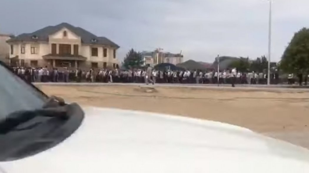 Сотни горожан пришли на похороны мамы экс-начальника ДП, несмотря на ограничительные меры