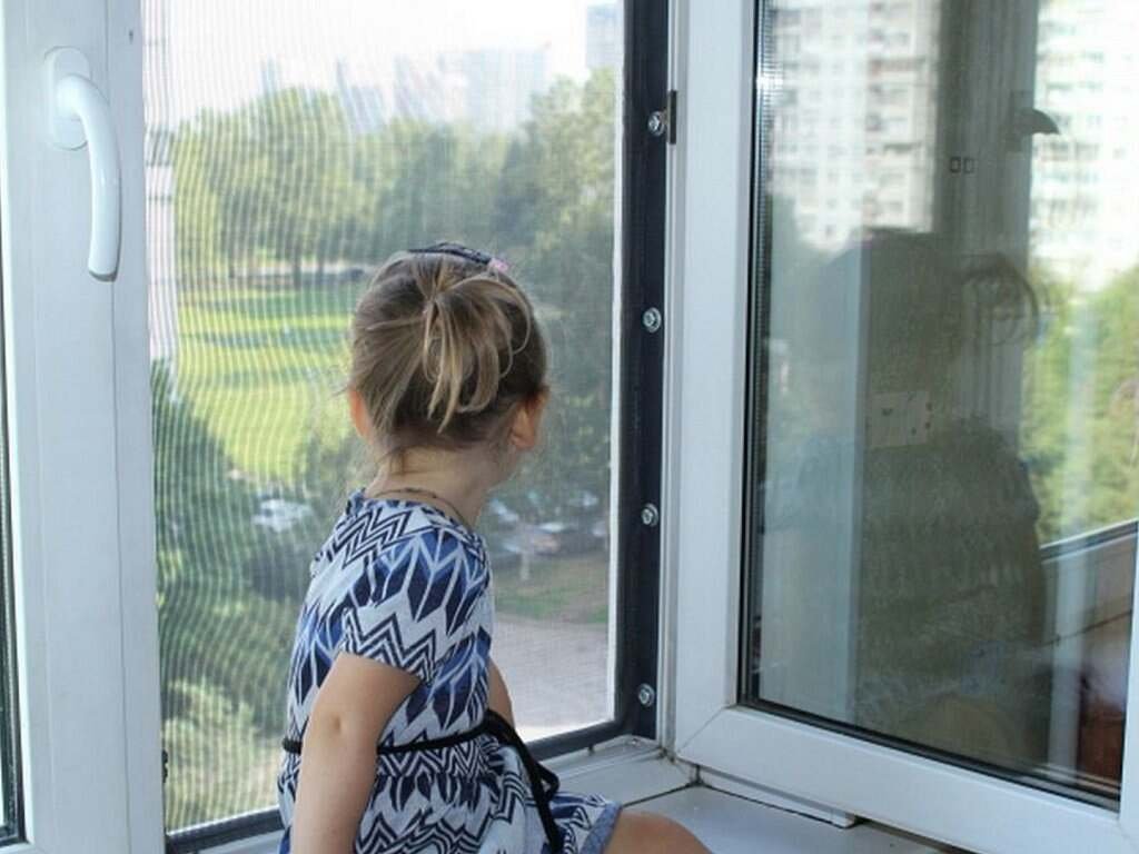 4-летняя девочка выпала из окна в Костанае  