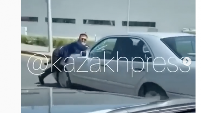 Автомобиль с мужчиной на капоте разъезжал по Алматы 