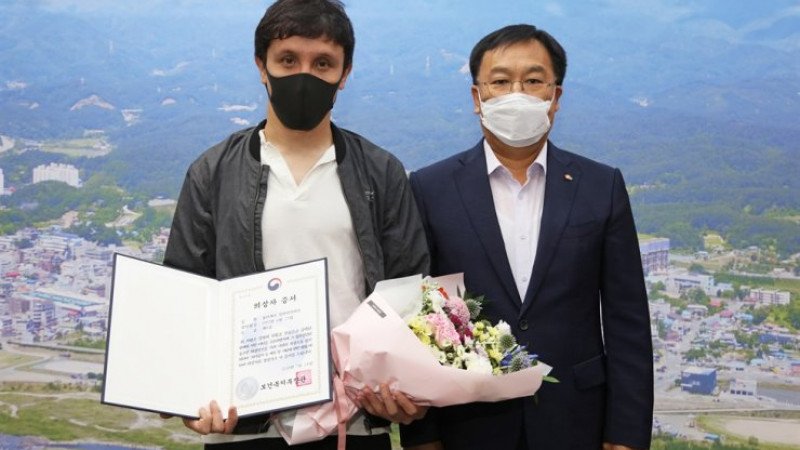 Казахстанцу, спасшему 10 человек в Корее, вручили награду