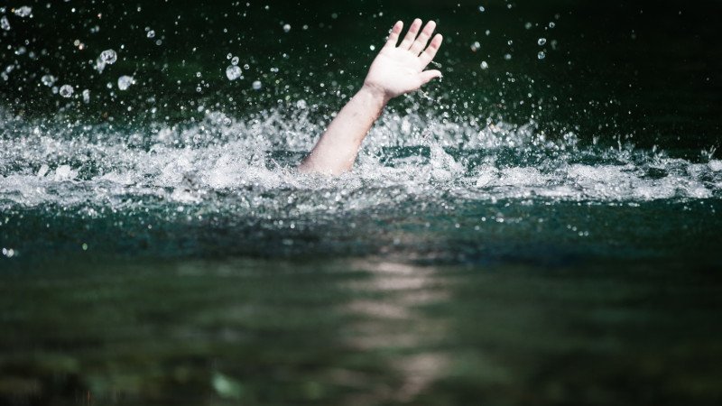 Житель Акмолинской области утонул, пытаясь спасти жену и племянника