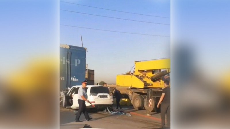 Четыре человека пострадали в результате столкновения большегруза и легкового авто в Алматинской области 