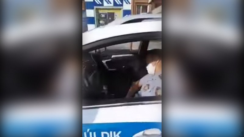 Житель Костаная снял на видео сотрудника полиции, спящего в патрульном авто